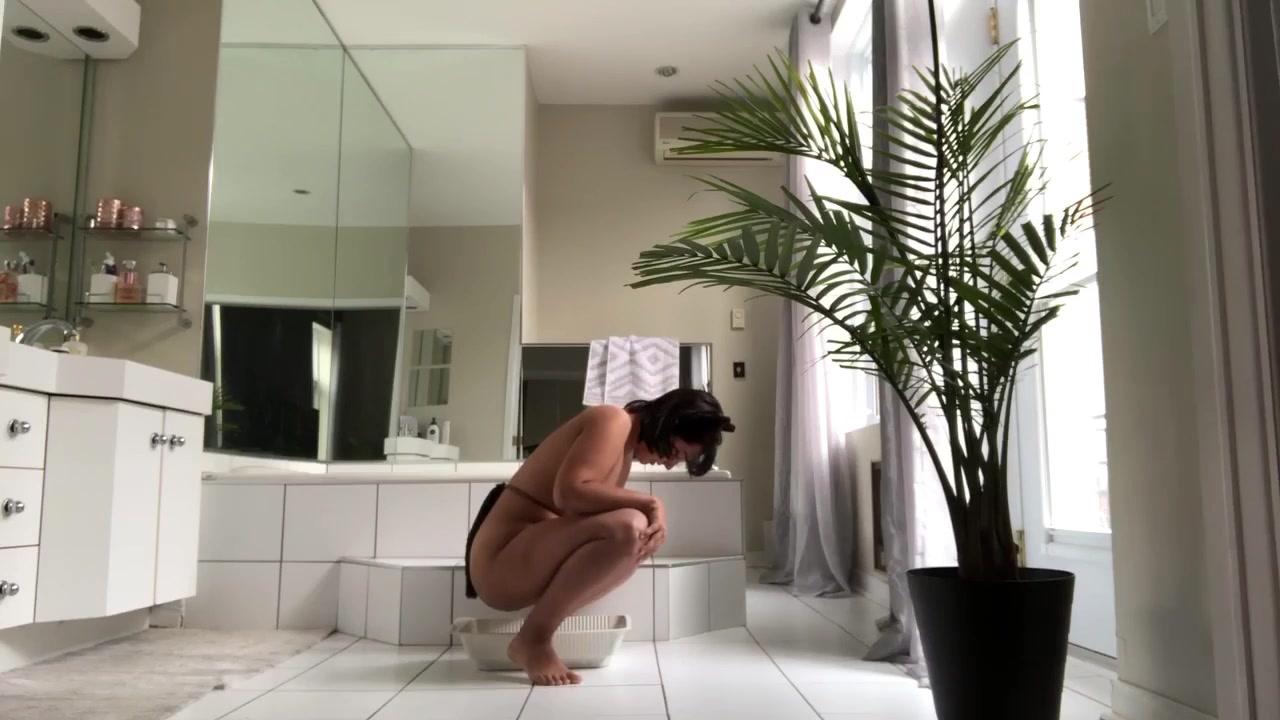 Cute Girl Shitting to Cat Litter - ThisVid.com