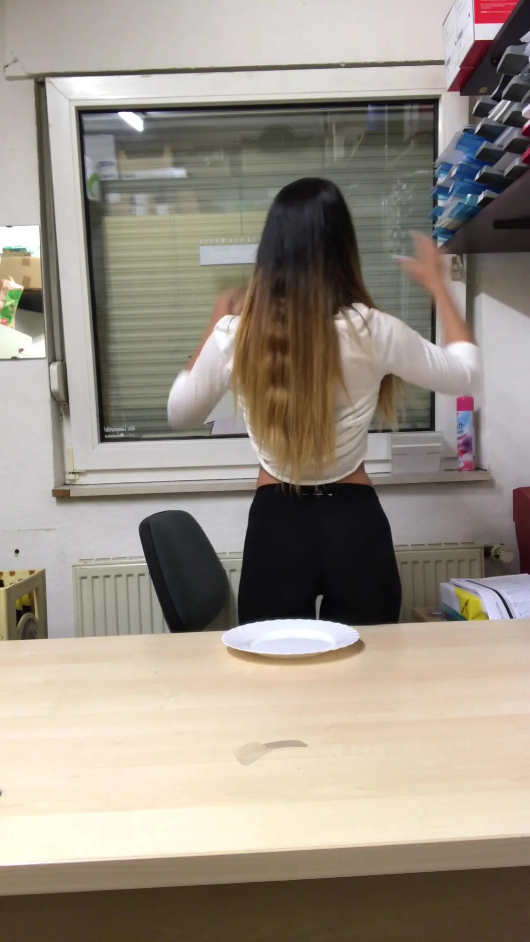 Sexy girl shits on table - video 2 - ThisVid.com auf Deutsch