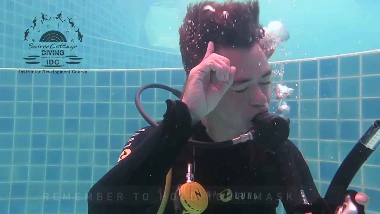 Scubadiver's mask removal underwater
