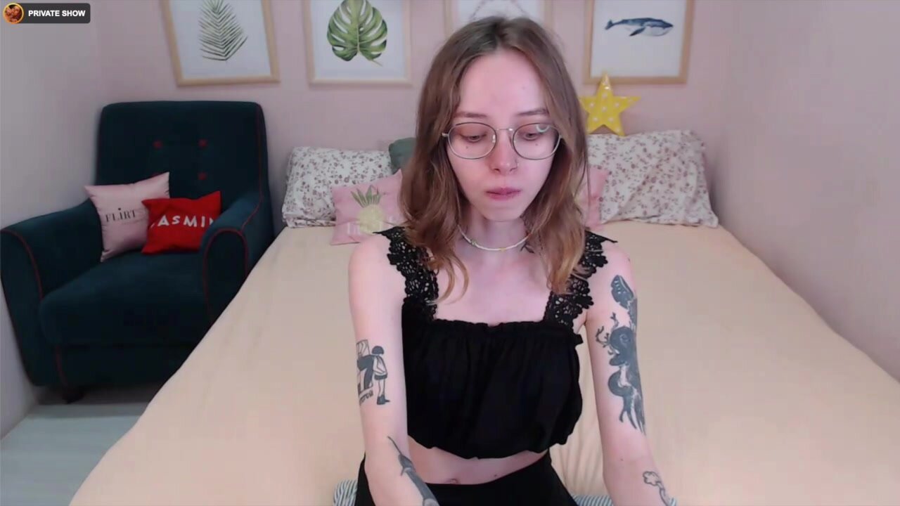 camgirl eating and puking pt1