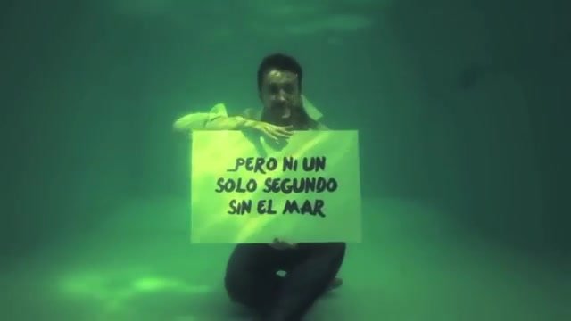 Raul barefaced underwater