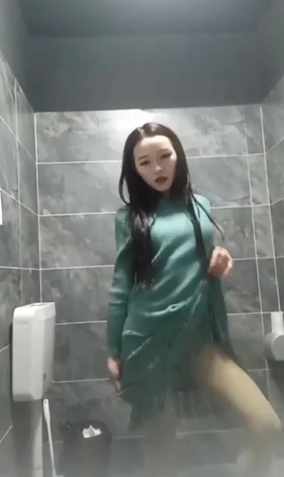 Chinese toilet hidden cam 0124 (pretty girl modelling and peeing on toilet)  image pic