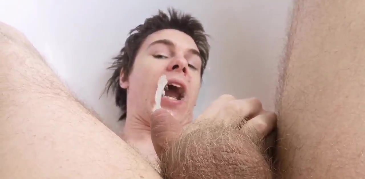SELF PISSING FROM CUTE TWINK