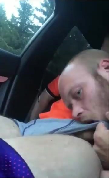 Loirinho caindo de boca na rola dentro do carro