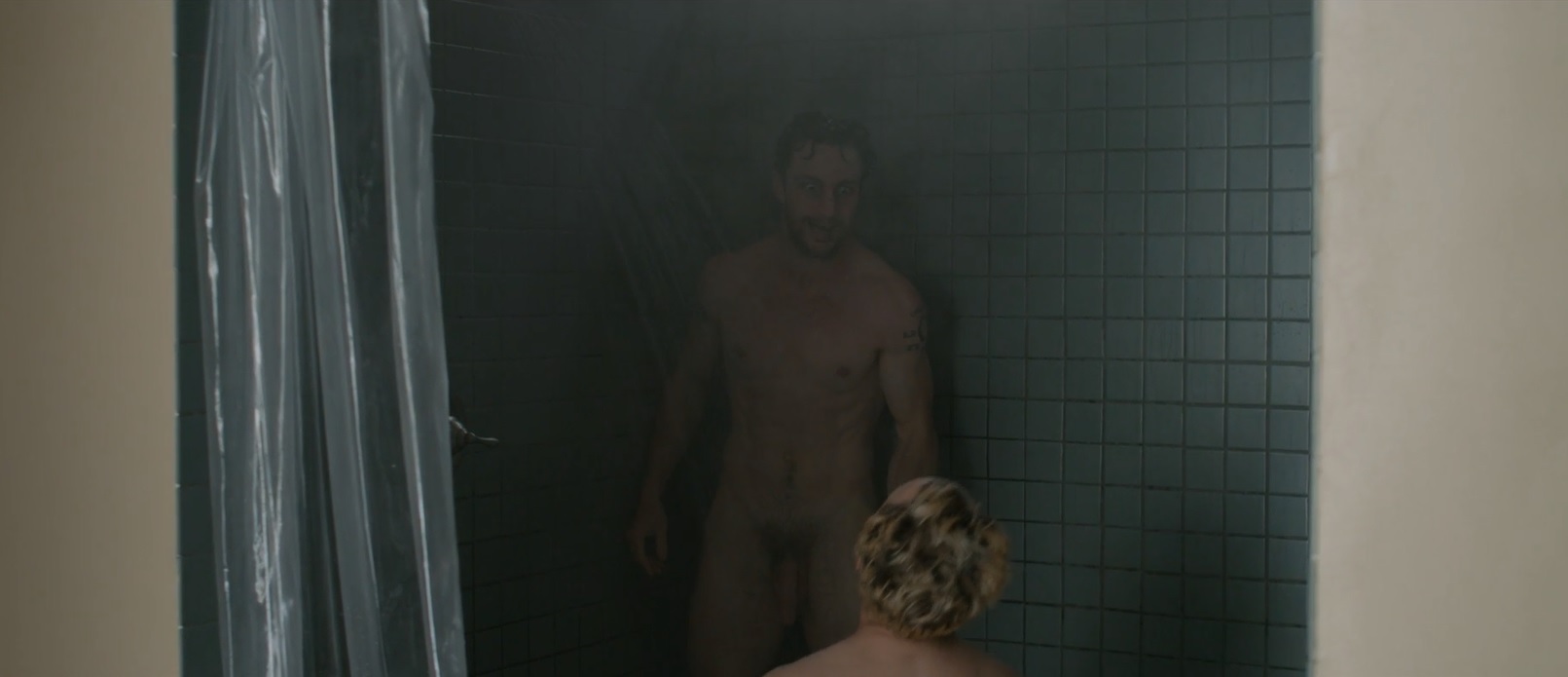 Pelea al desnudo en la ducha