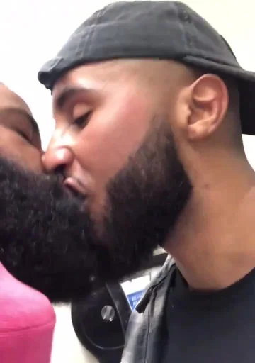 Guys kissing and sucking