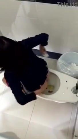 Nice girl pooping - video 7