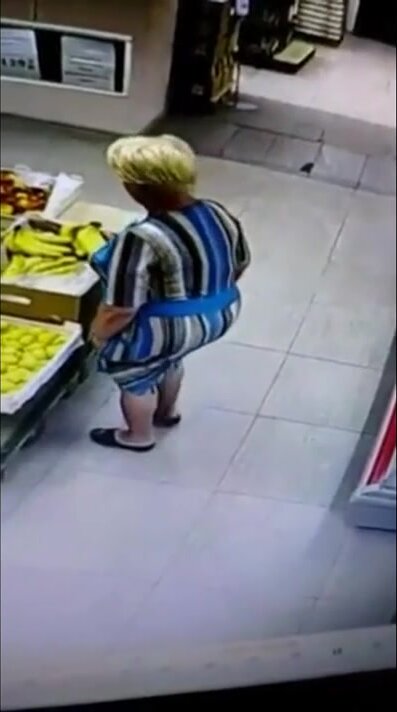Lady shits her pants at the supermarket
