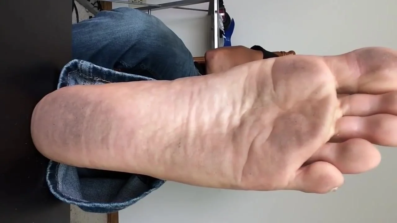 Guy Showing Dirty Soles ThisVidcom