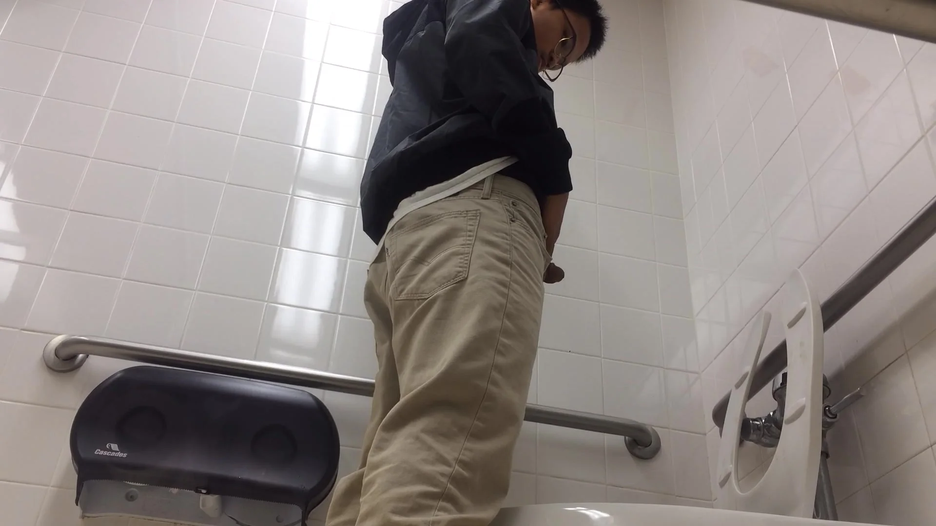 peeing teen asian Chinese Teen's Pee Turns Tea-Colored After Doing 1,000 Squat ...
