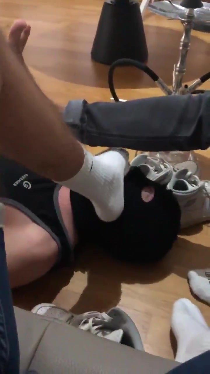 SLAVE WORSHIPS 2 GUYS FEET