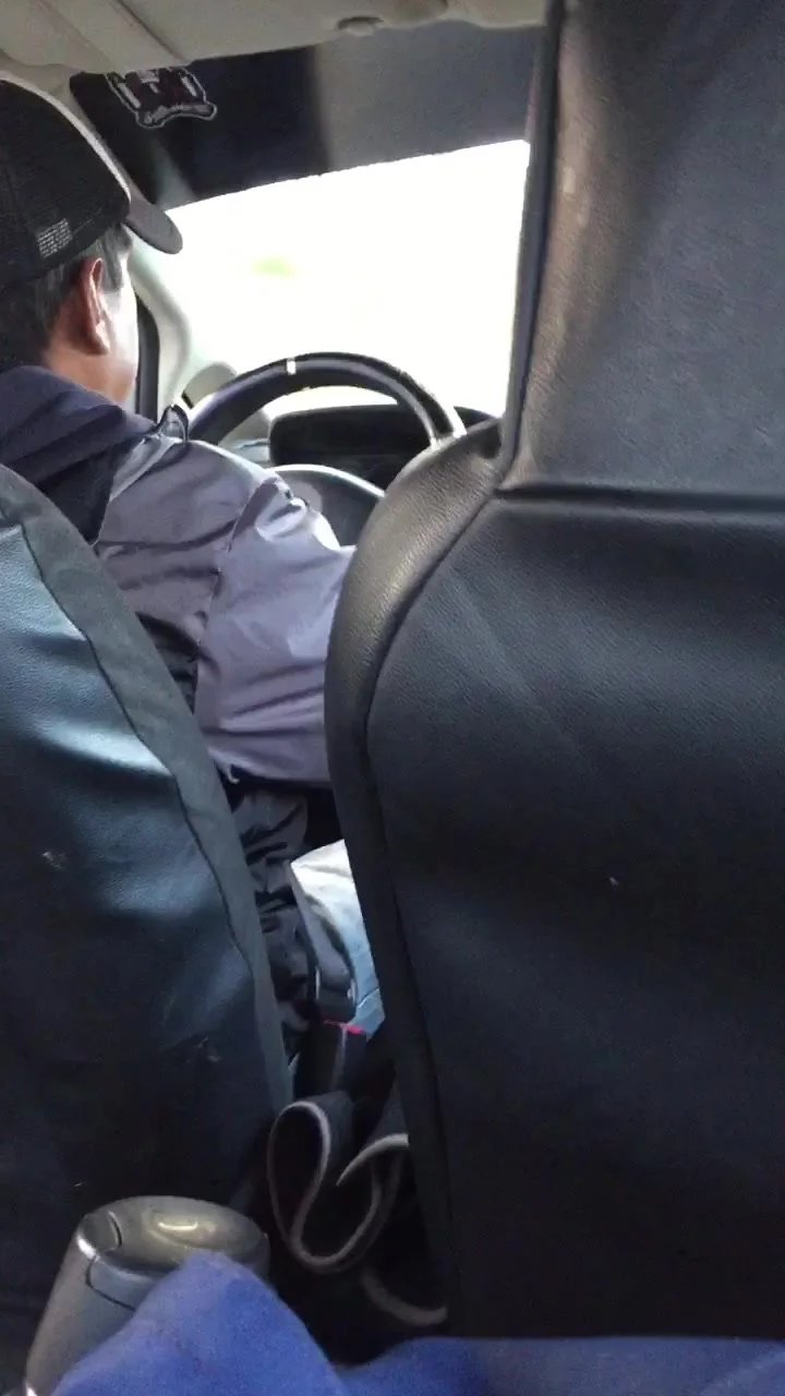 Me saco la verga detrás del taxista - ThisVid.com