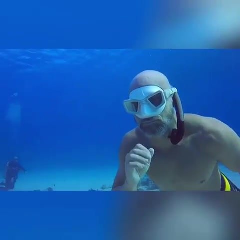 Christian breatholding barechest underwater