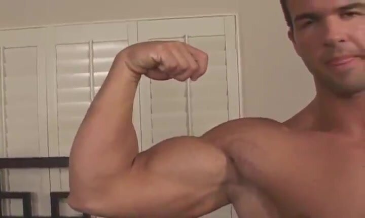 BODYBUiLDER'S FiRST TiME WiTH ANOTHER GUY