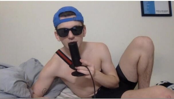 SEXY STRAIGHT TWINK IN THE SHOWER