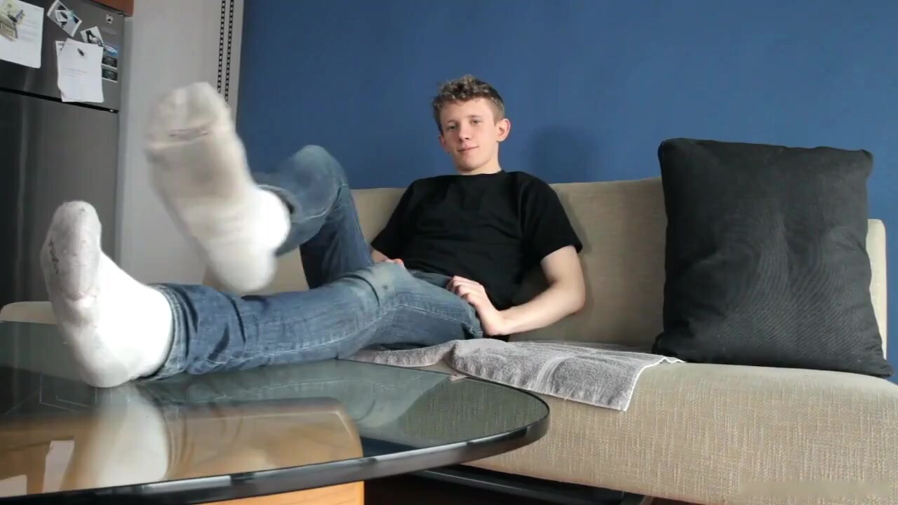 twink shows feet & strips naked
