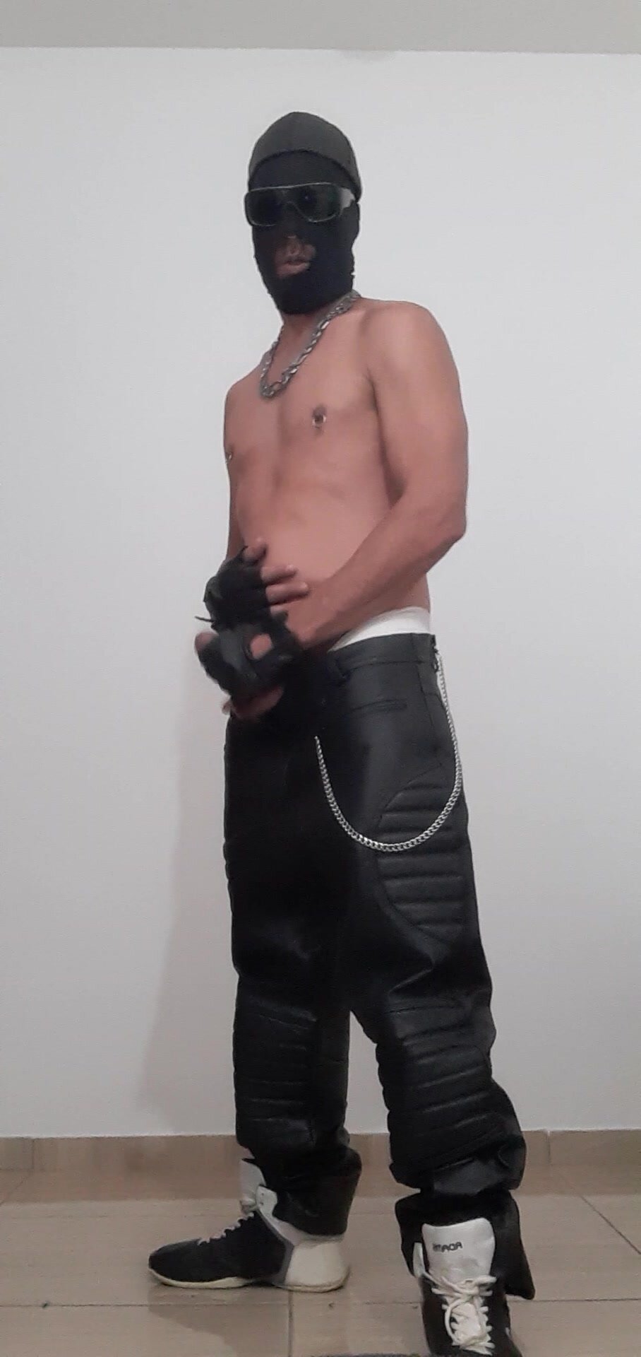 Leather saggers boy and smoking  ,CUM!