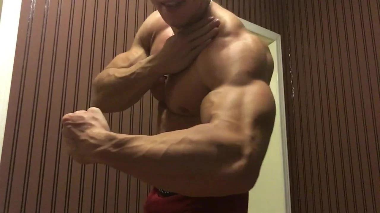 Hottest muscle flex: Hot Teen Cam Guy 2 - ThisVid.com