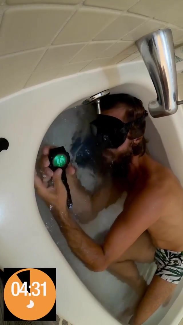 Bearded cutie breatholds for 4'34'' underwater