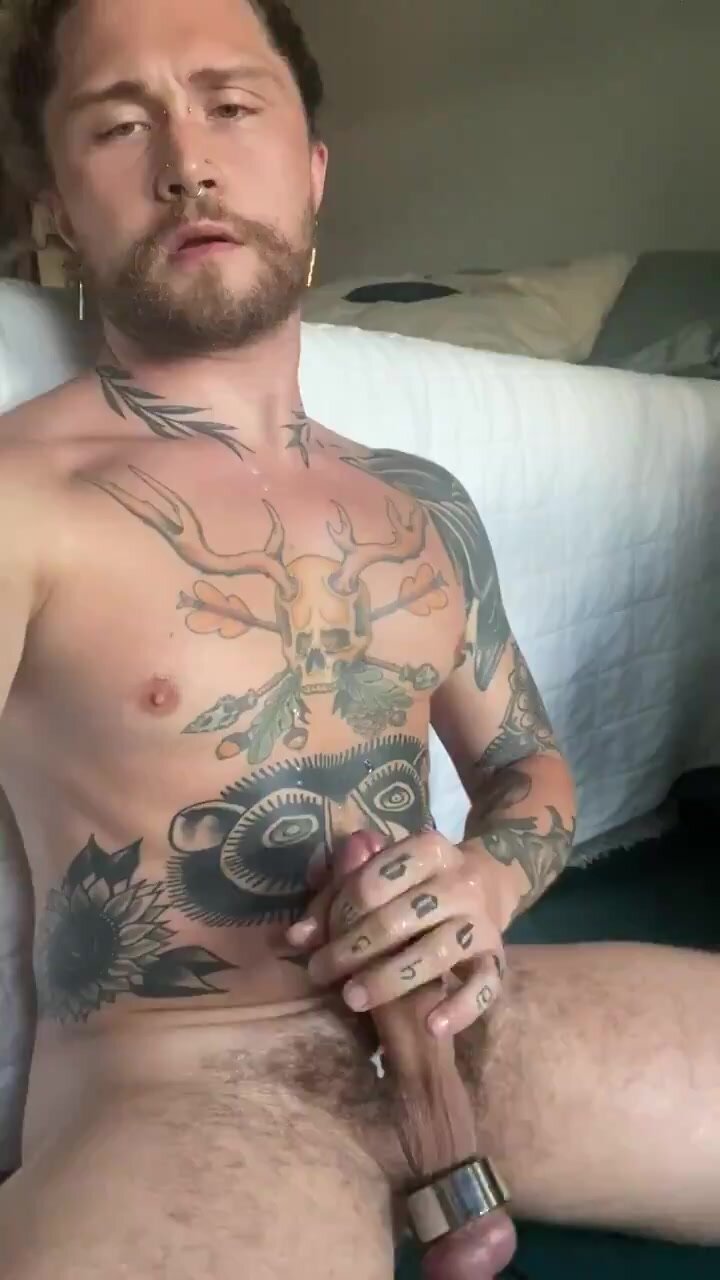 Inked up pig releases cum fountain