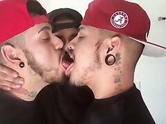 threesome tongue kissing