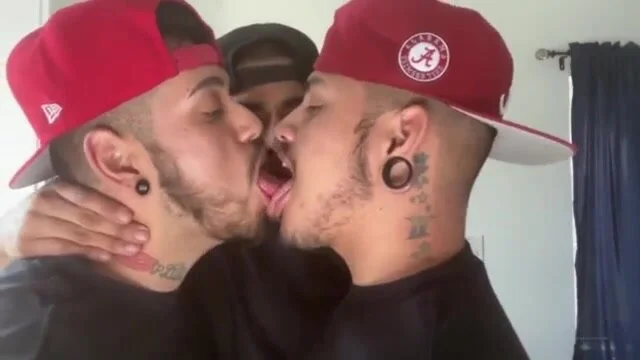 Threesome Kissing - Threesome tongue kissing - ThisVid.com