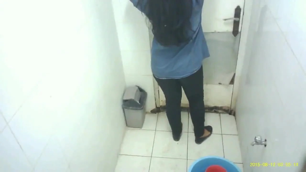 Indian girl caught peeing in toilet