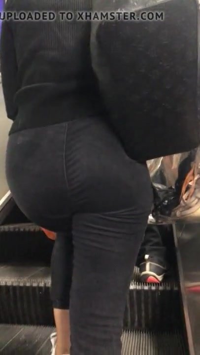 Girl's Wet ass