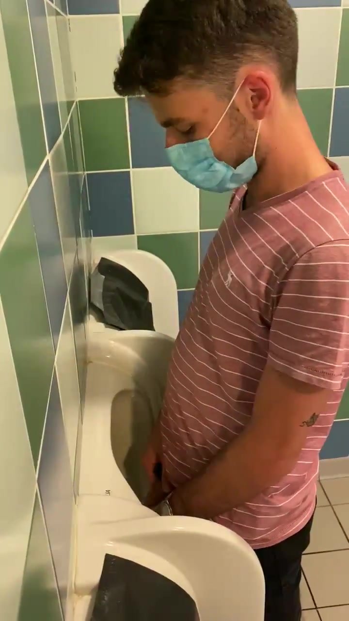 Filmei o colega no banheiro da universidade