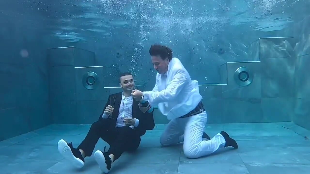 Arnaud & David breatholding clothed underwater