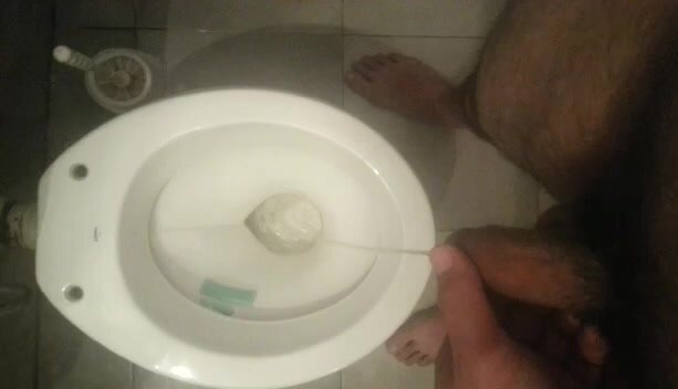 Argentinian Guy Pissing