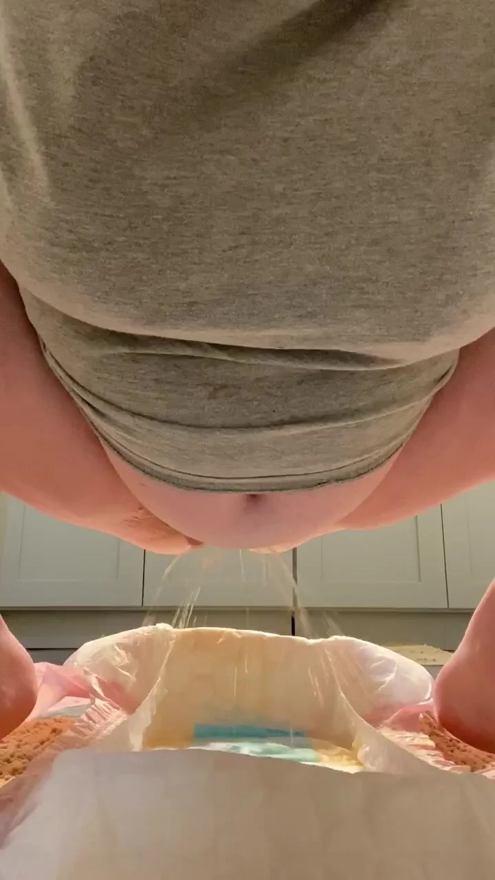 amateur girl peeing in diaper