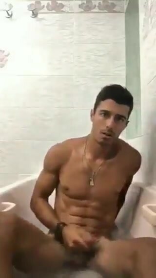 Fit dude nuts a gusher in the tub