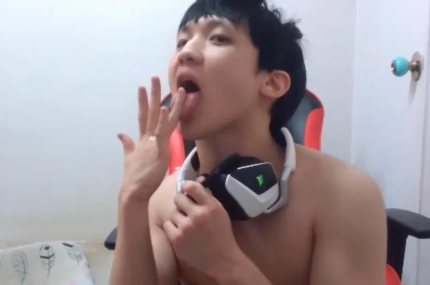 Korean Streamer Eat Cum For Bits And Then Talk Hot ThisVidcom