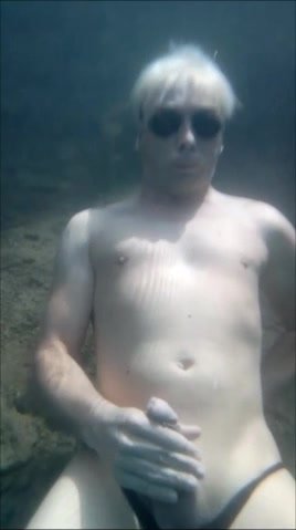 Jerking and cumming underwater breathold