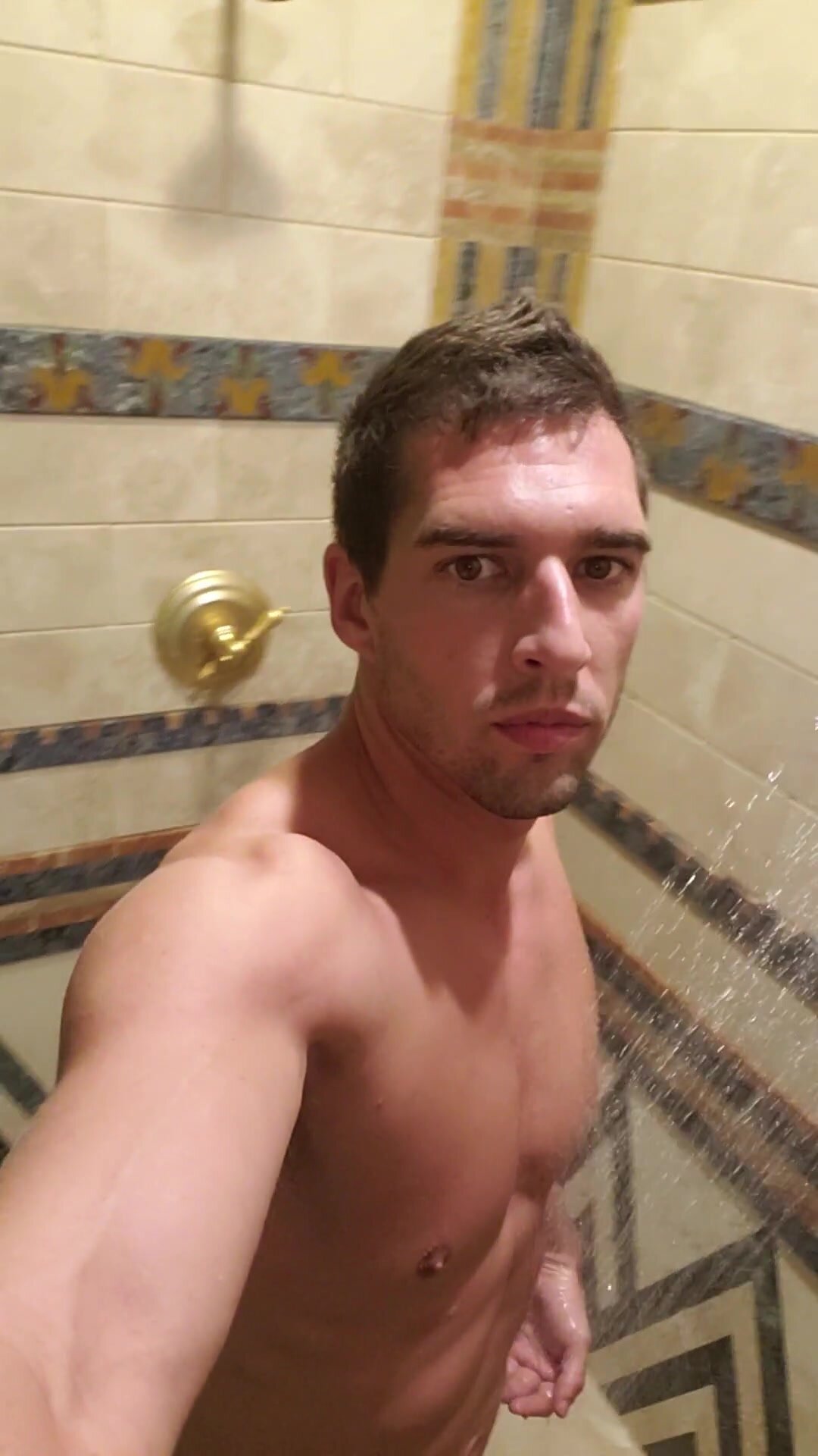 GREAT MUSCLE TOM IN THE SHOWER
