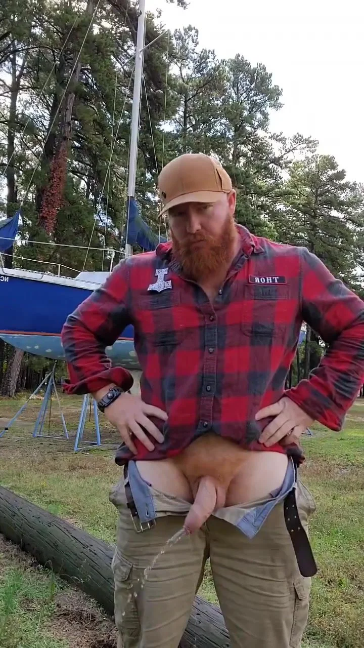 BIG GINGER MEN PISSING