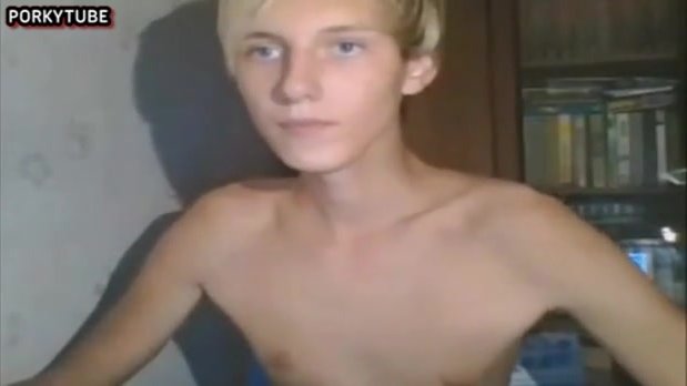 She likes blond twink jerkoff and cumming on webcam
