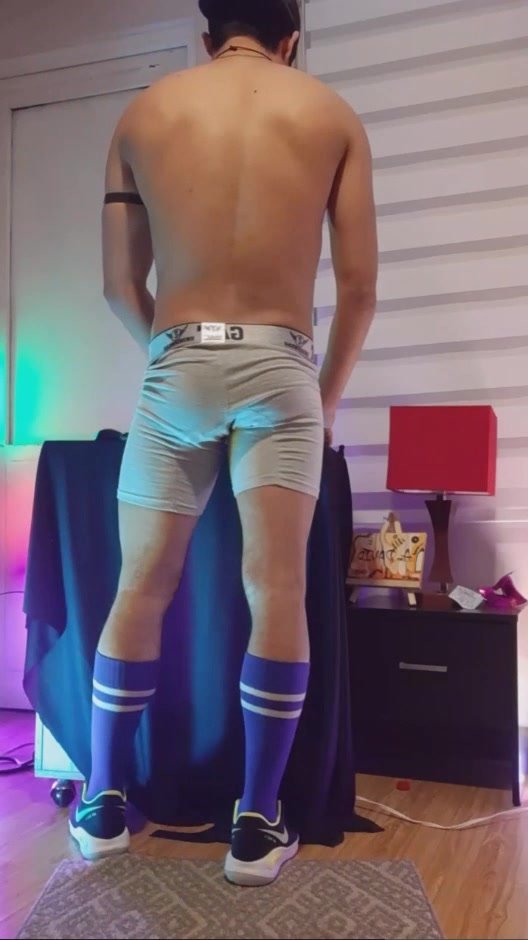 Guy legs and butt in tight boxers (30-09-2020)