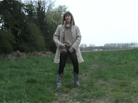Hairy wife gives rear view piss in a field