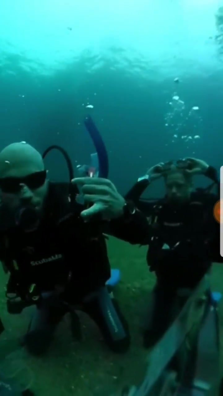 Swiss scubadivers goes barefaced underwater