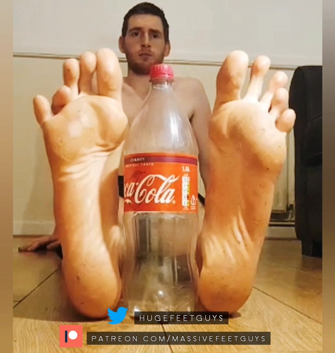 Carl Griffiths big feet, size 22 US compare his huge feet to a 1.5L bottle!