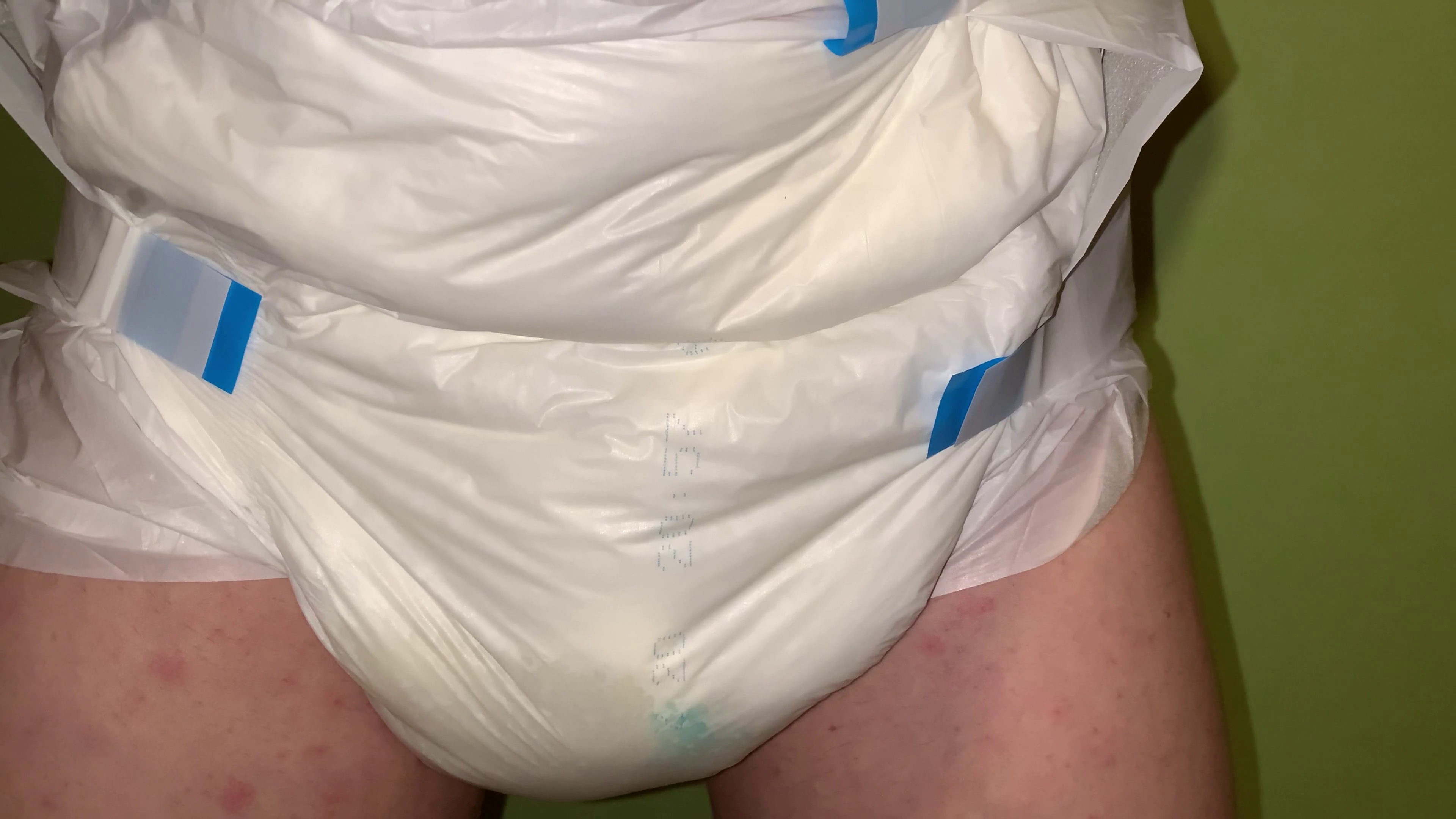 Diaper boy floods white adult diaper with pee - diaperpiss