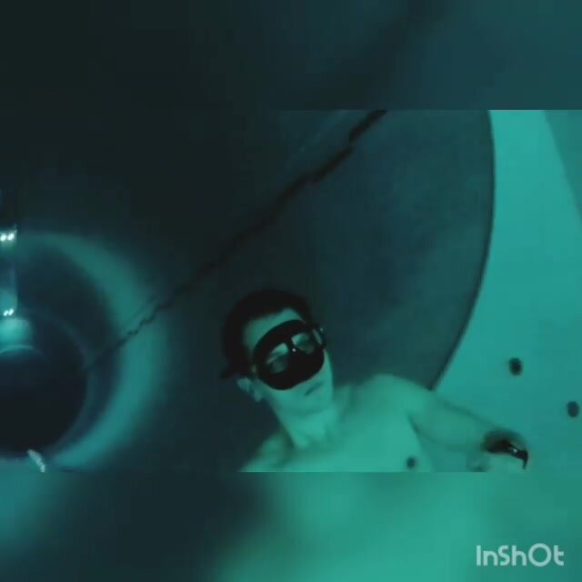 Freediver breatholds deep underwater