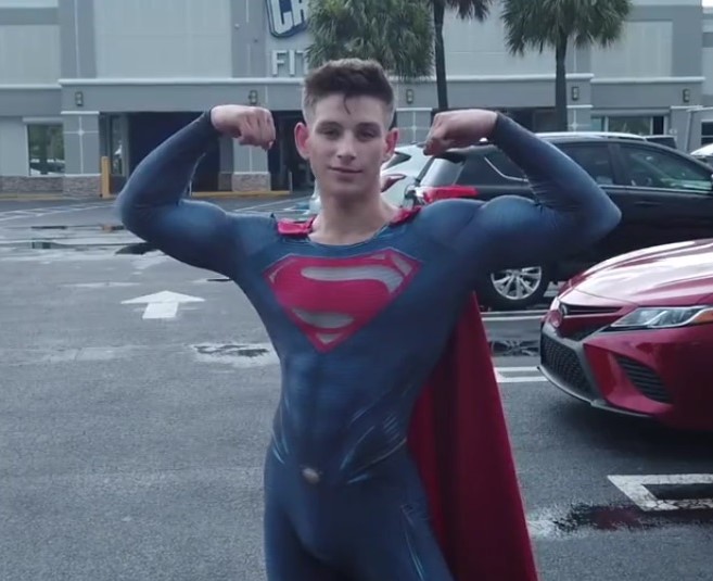 Superboy Hunk Porn - Only the sexiest boys: Superboy shows his superâ€¦ ThisVid.com