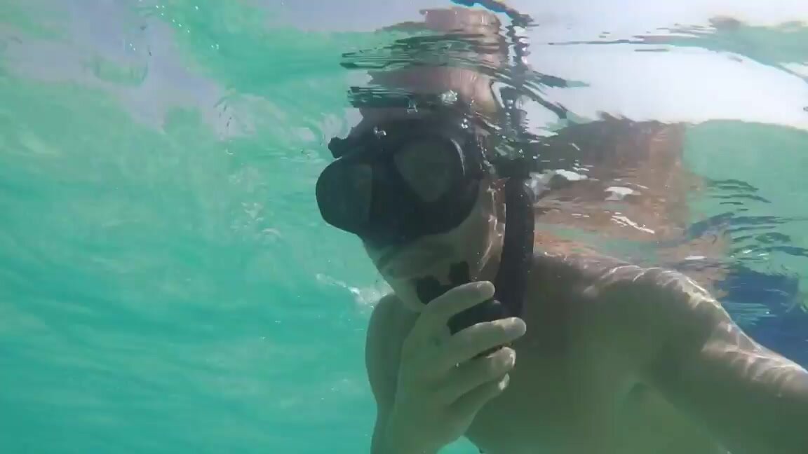 Arab freediver breatholding underwater - video 2