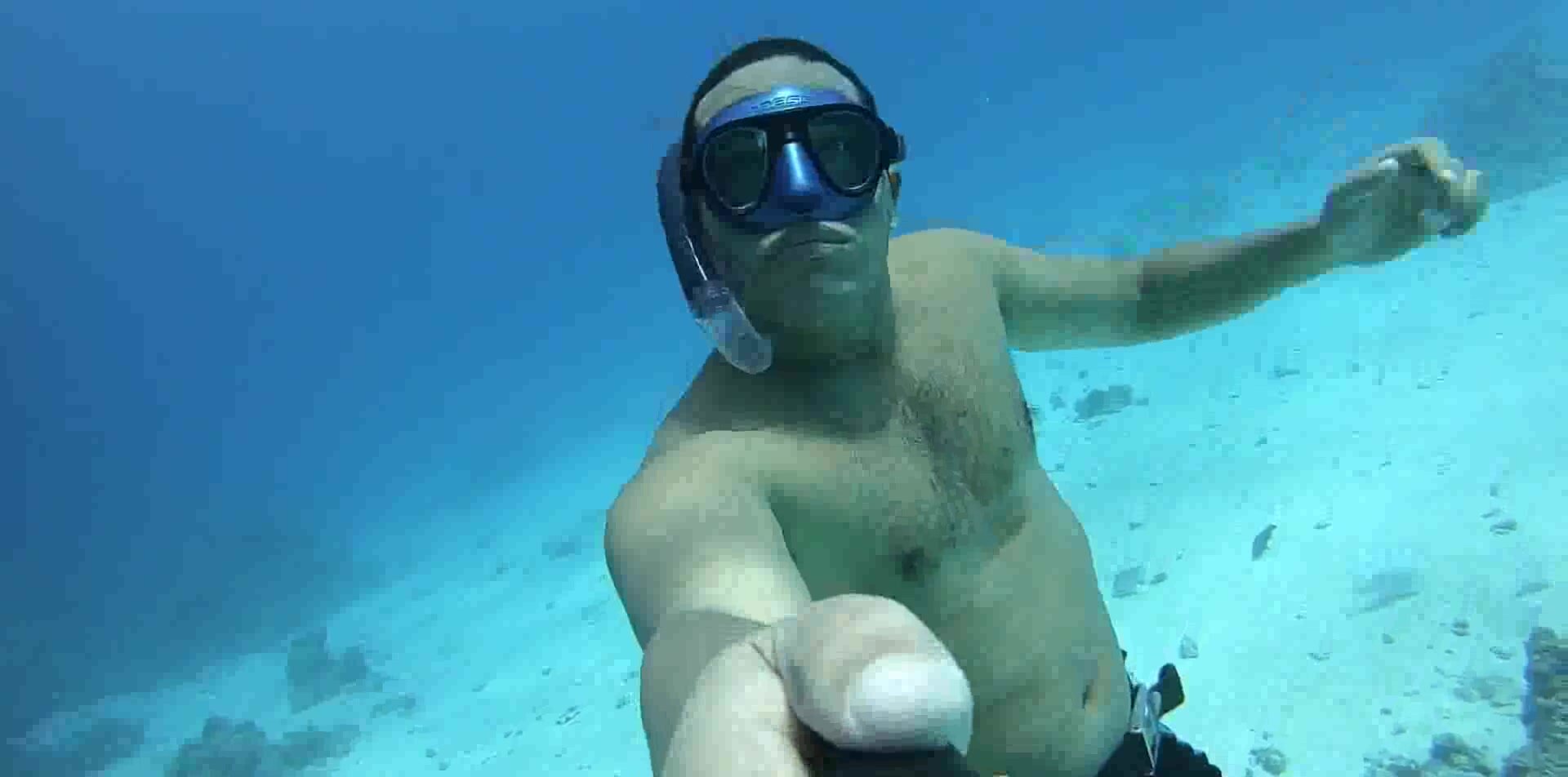 Kareem breatholding underwater in sea