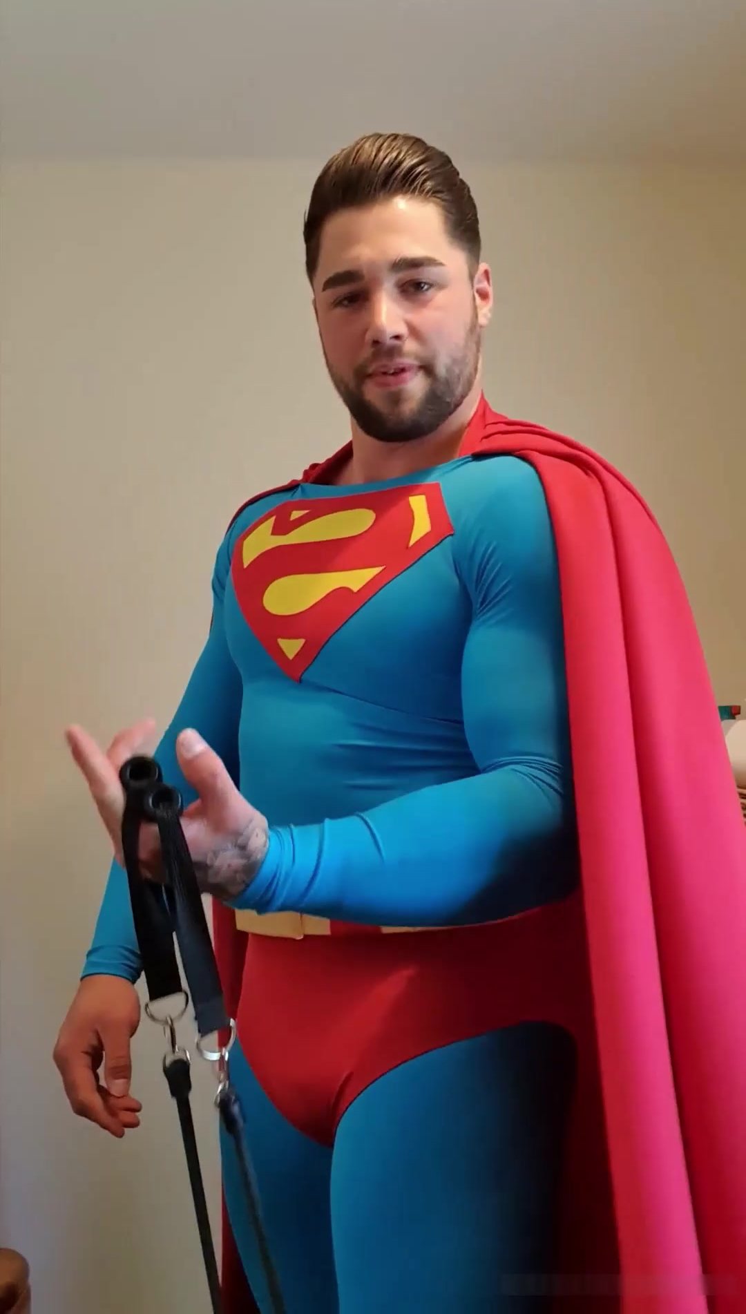 Superman Cosplay - Hot cosplay: Superman home workout - ThisVid.com