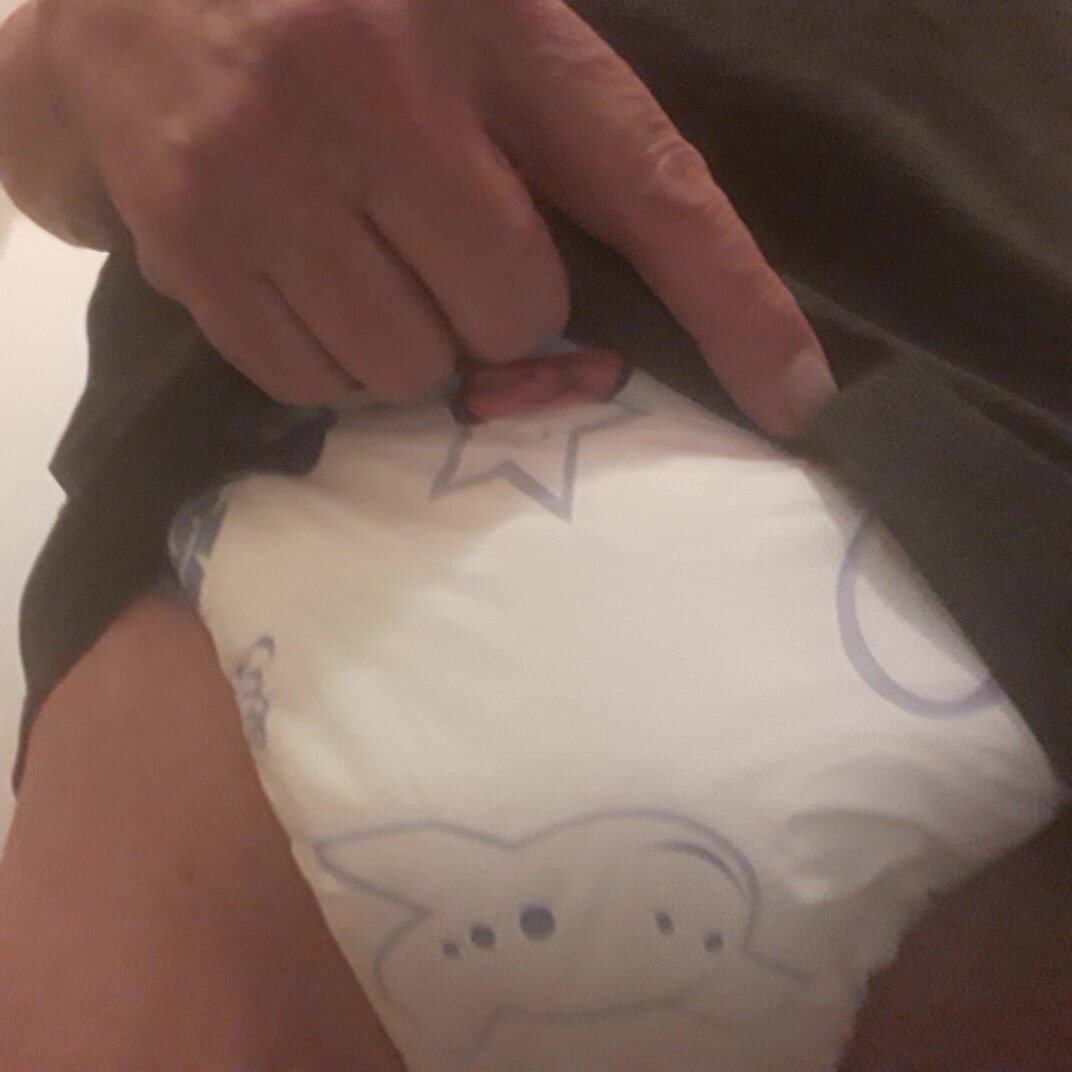 Slave daddy pee's in new diaper