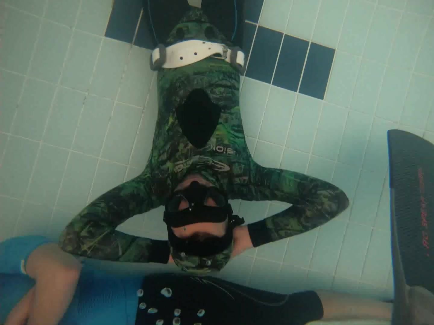 Arabs breatholding underwater with empty lungs